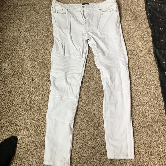 White Jaywalker Jeans. No marks never worn.